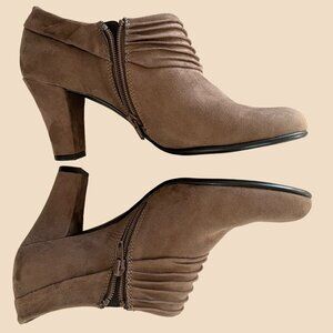 Aerosoles Womens 10 Brown Ankle Booties Faux Suede Heelrest Western‎ Side Zipper
